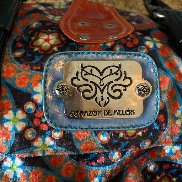 Large vibrant purse/bag with multiple zippers and snaps. Made in Mexico. - Picture 14 of 16